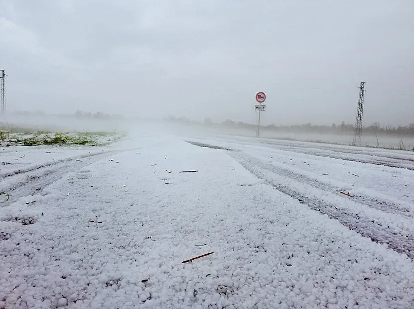 Градушка в Плевенско, смерч в Софийско