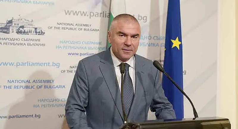 ВОЛЯ: Каракачанов злоупотреби с поста си