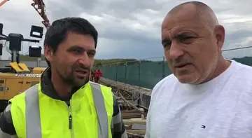 Борисов занесе печено агне на работници