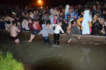 Топят деца в ледена вода за здраве