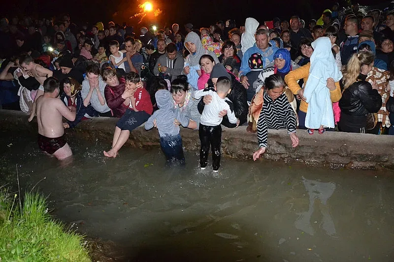 Топят деца в ледена вода за здраве