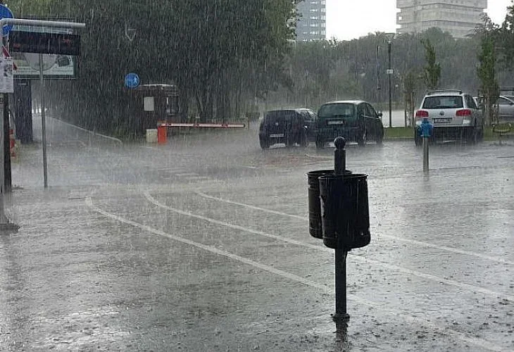 Гръмотевична буря удари София