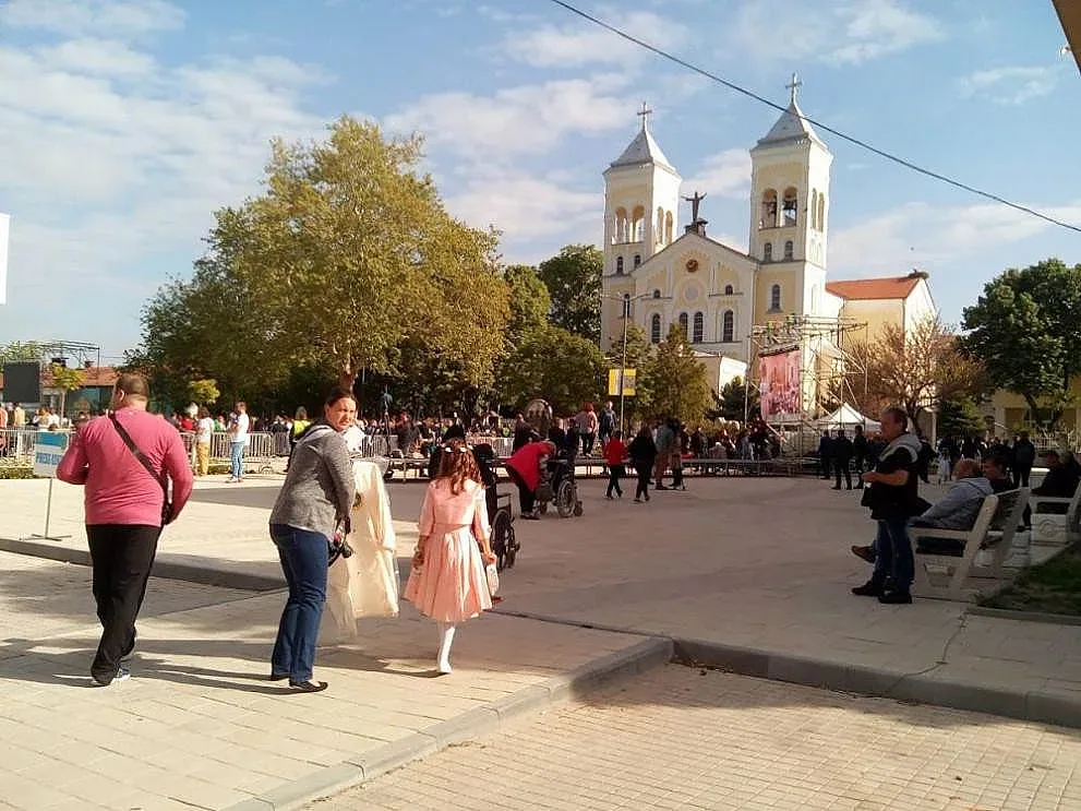 Папа Франциск кацна на летище „Граф Игнатиево”