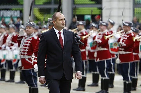 Радев приема почетния строй (НА ЖИВО)