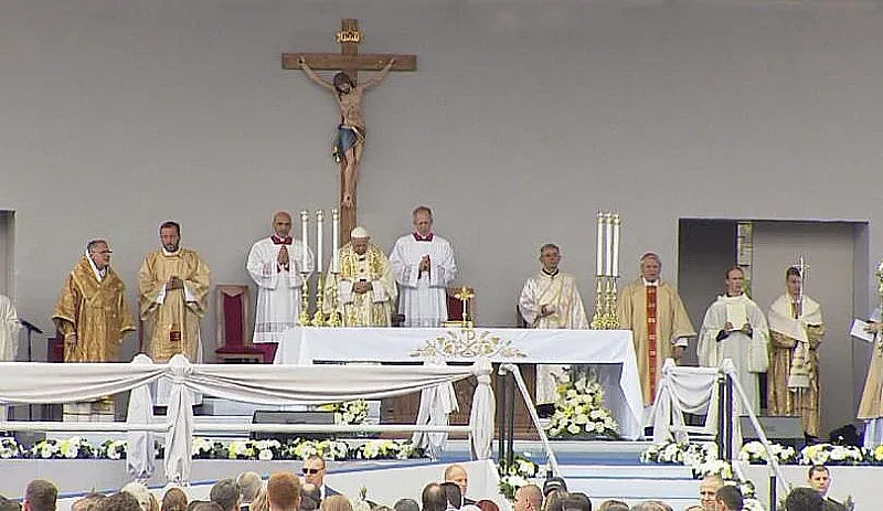 Стотици взеха причастие на площад "Батенберг" /РЕПОРТАЖ/