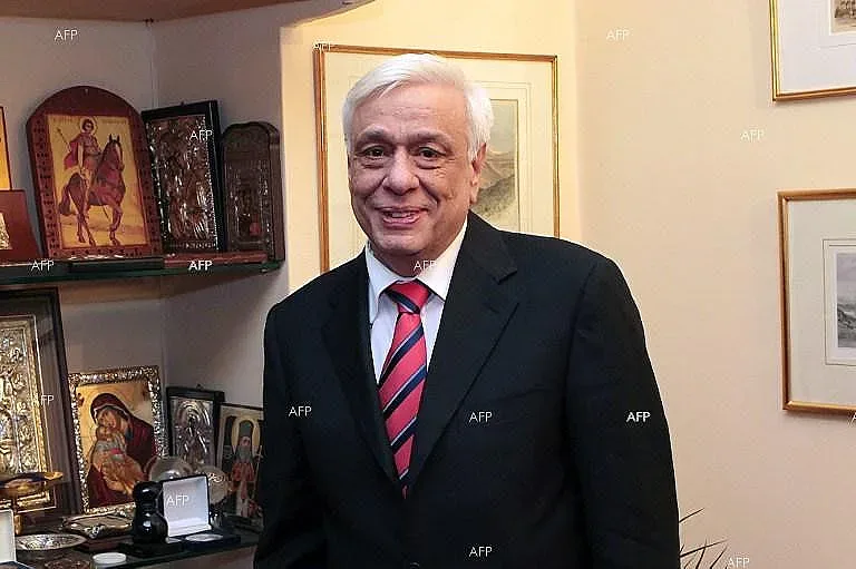 Гръцкият президент кацна аварийно на остров Крит
