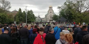 Три жени и дете припаднаха по време на литургията на папата