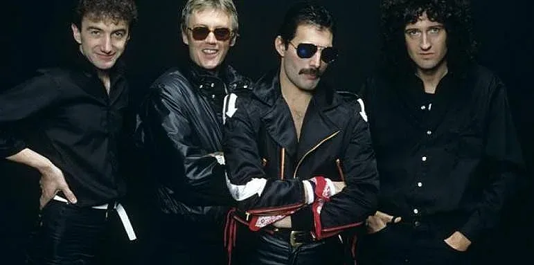 Членове на "Куин" по-богати от кралицата