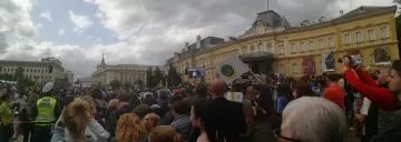 Битка за места за литургията, площадът отесня /СНИМКИ/