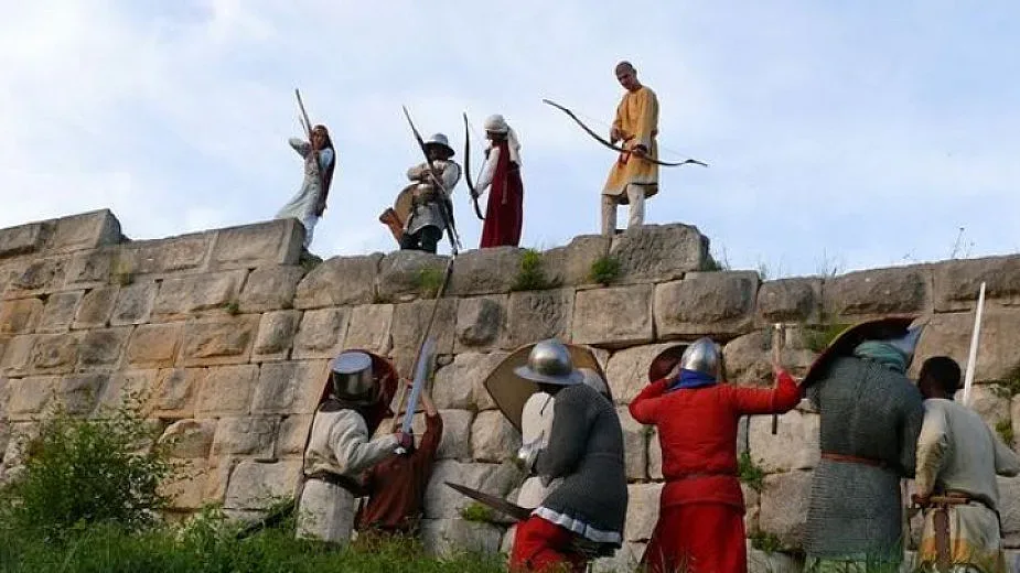 Кюфтенца с боровинки и медовина ще опитат на средновековен фест