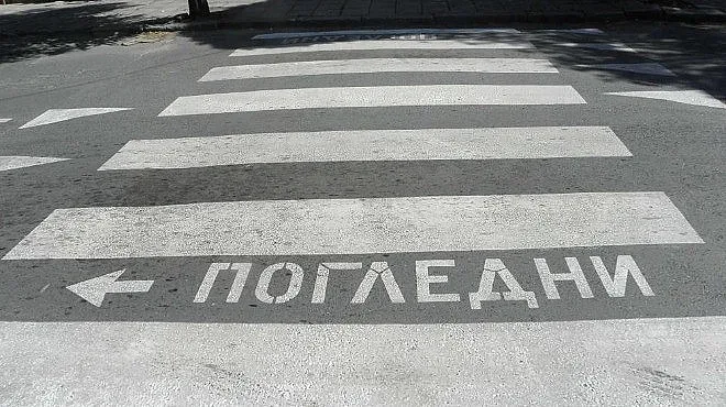 Кола блъсна 3-годишно дете на пешеходна пътека
