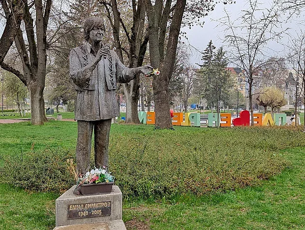 20 години без знаменит българин! Има само един паметник