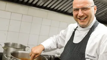 Шеф Манчев чака бебе, но не от жена си