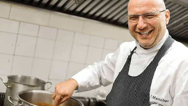 Шеф Манчев чака бебе, но не от жена си