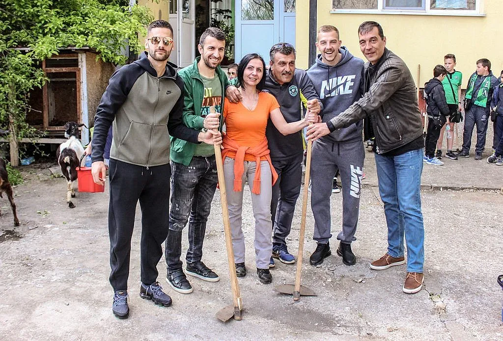 Футболисти от „Лудогорец“ доброволци в училищна инициатива