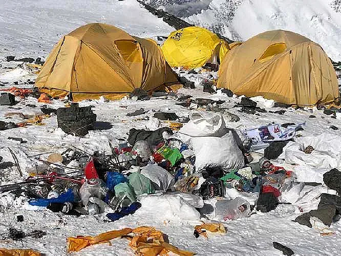 Четири тела и 3 тона боклук откриха под Еверест
