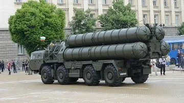 Военни потеглят към София с танкове и ракети