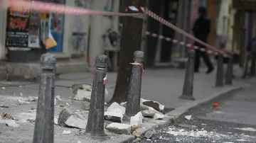 Фасада на сграда се срути в центъра на София