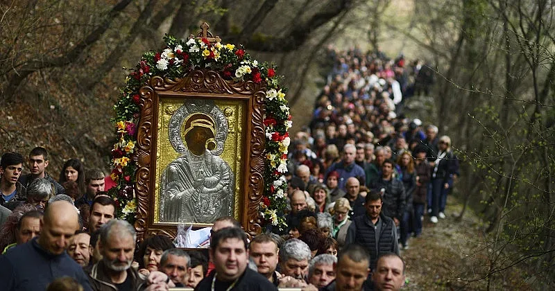 Изнесоха чудотворната икона на Света Богородица