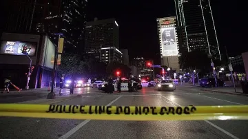 Строителен кран падна в Сиатъл, има жертви