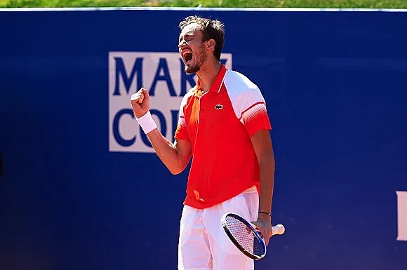 Медведев е на полуфинал в Мелбърн