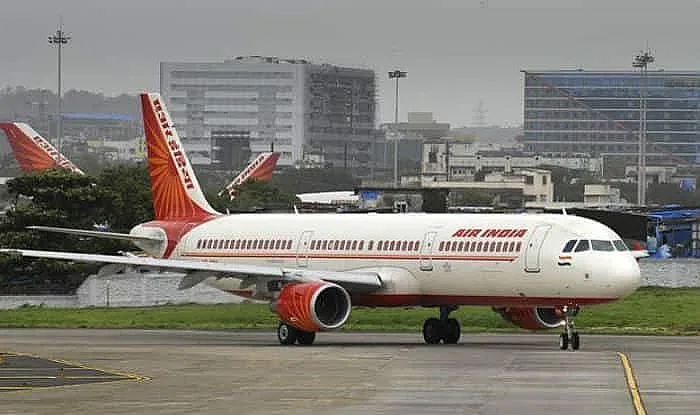 Хиляди блокирани на летищата по света