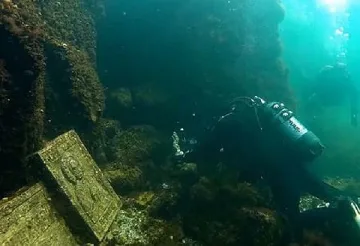 Подводна битка с яйца в морето край Приморско