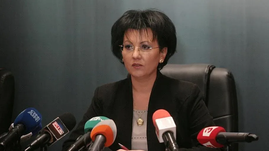 Арнаудова: Документите на Манолев са фалшиви