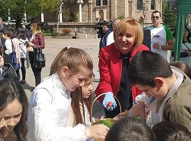Мая Манолова и 250 деца боядисаха 1000 яйца