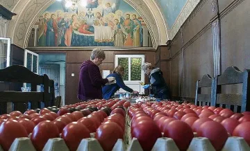 Боядисват 2019 яйца в Бачковския манастир