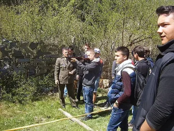 Обучават младежи на родолюбие и военни дисциплини