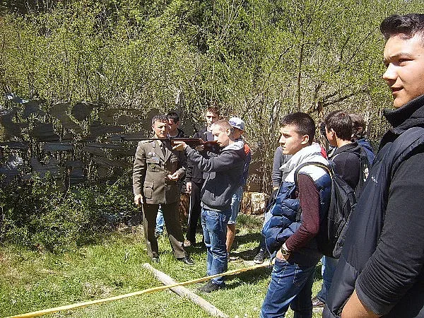 Обучават младежи на родолюбие и военни дисциплини