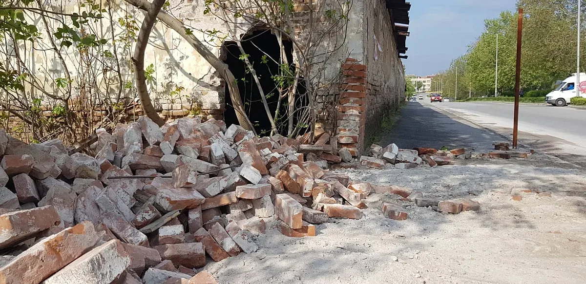 Събориха опасна ограда на ул. "Булаир" в Хасково