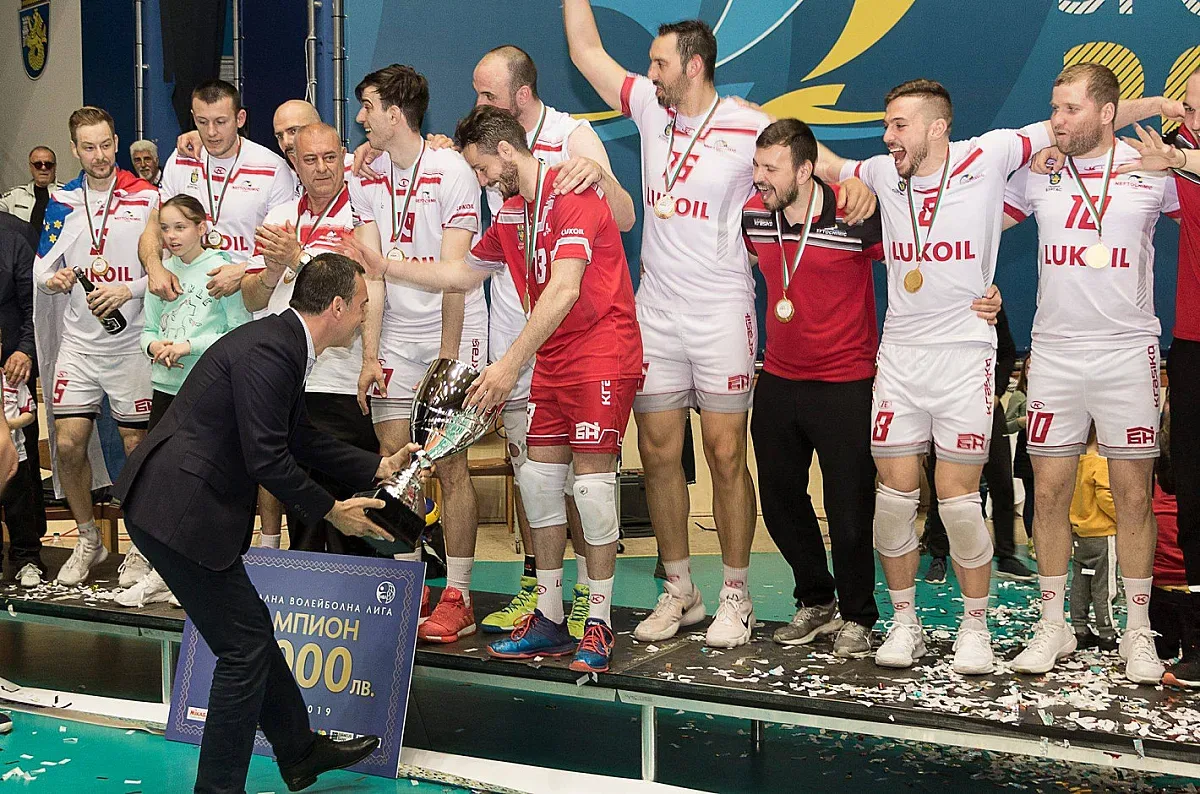 Нефтохимик 2010 с трета поредна титла