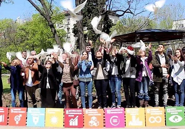 Синдикат засади 17 рози в Докторската градина