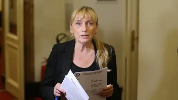 Йончева твърди, че е заковала "Ало, Банов съм"