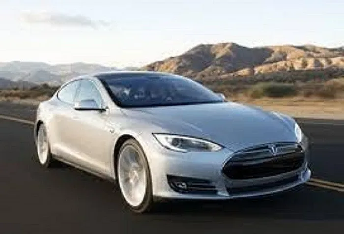 Два автомобила Tesla се самовзривиха