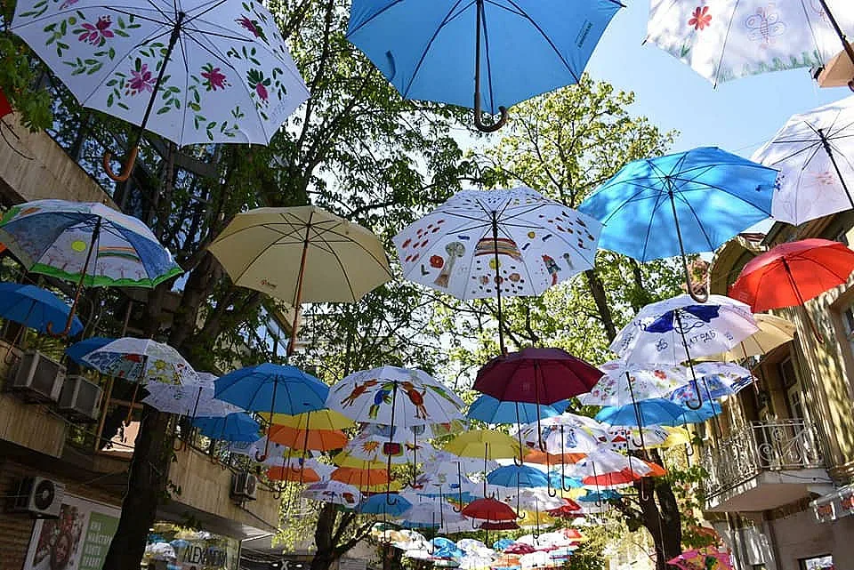 Над 100 рисувани чадъри от децата на ЦЛТРДБ част от арт инсталация