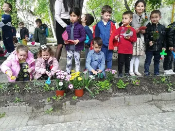 Деца, учители и родители обособиха цветни алеи в двора на ДГ №10