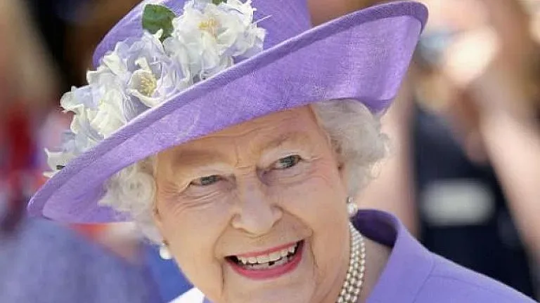 Кралица Елизабет на църква за ЧРД, 41 салюта за нея