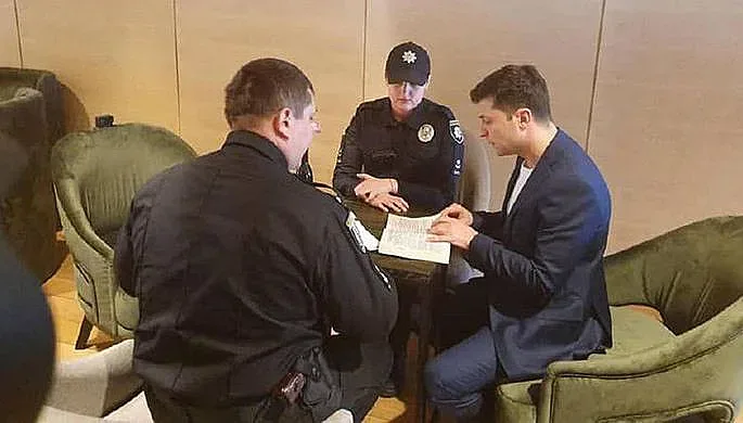 Зеленский отнесе глоба, но води с огромен аванс в Украйна