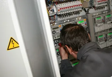 ЧЕЗ хвана крадци на ток от луксозна сграда