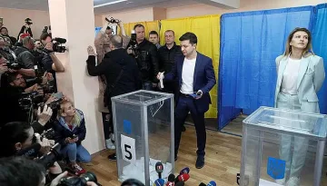 Вотът в Украйна: Гола налетя на Зеленский, той пее хитове на Еминем