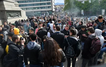 Трима пушиха марихуана пред парламента