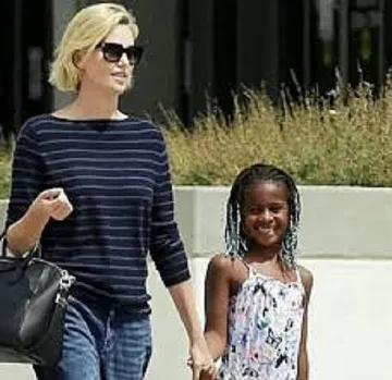 Синът на Чарлийз Терон отглеждан като момиче