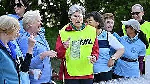 Мей облече жълта жилетка на Разпети петък