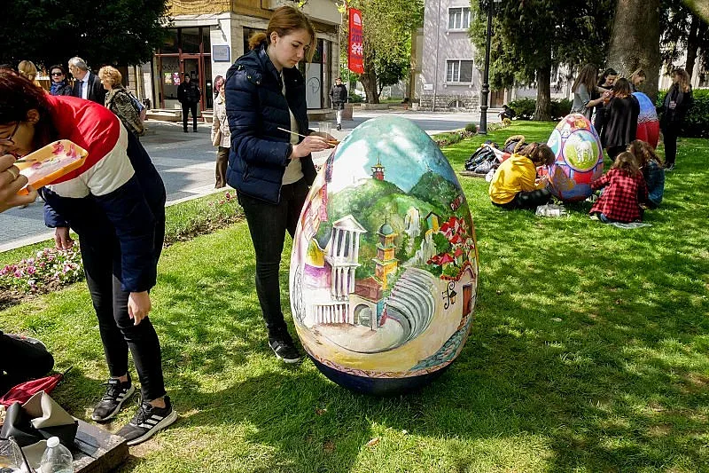 Млади таланти рисуват пейзажи върху гигантски яйца