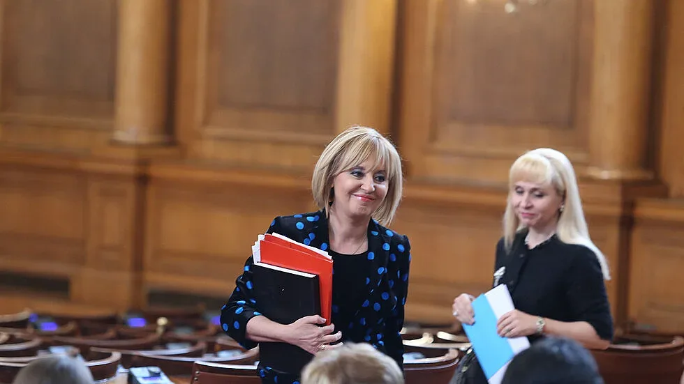 Манолова не иска обратно в политиката, засега