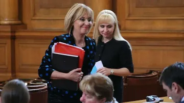 Мая седна в стола на Корнелия в парламента