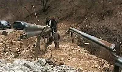 Разрушен мост откъсна село от света